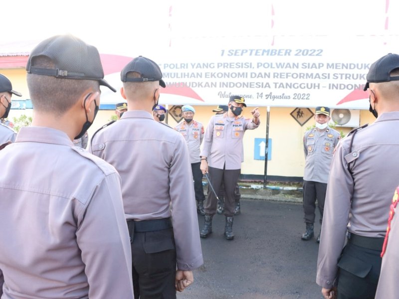 Tradisi penyambutan bintara remaja di Markas Kepolisian Resor Bone, Senin (15/8/2022).