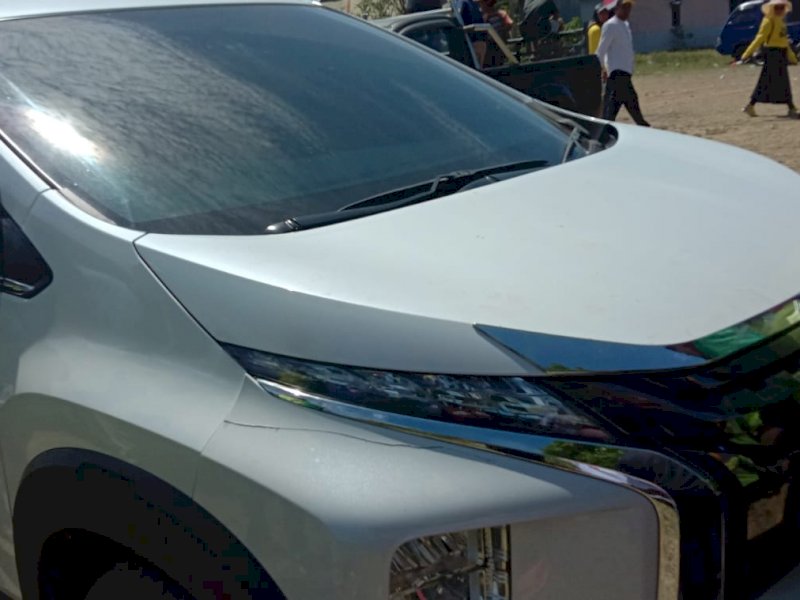 Mobil Mitsubishi Xpander milik kades di Jeneponto yang dirusak orang tak dikenal. 