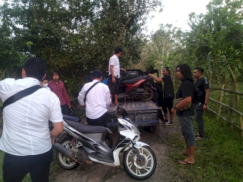Petugas mengamankan 7 sepeda motor dalam penggerebekan judi sabung ayam di Bulukumba. 