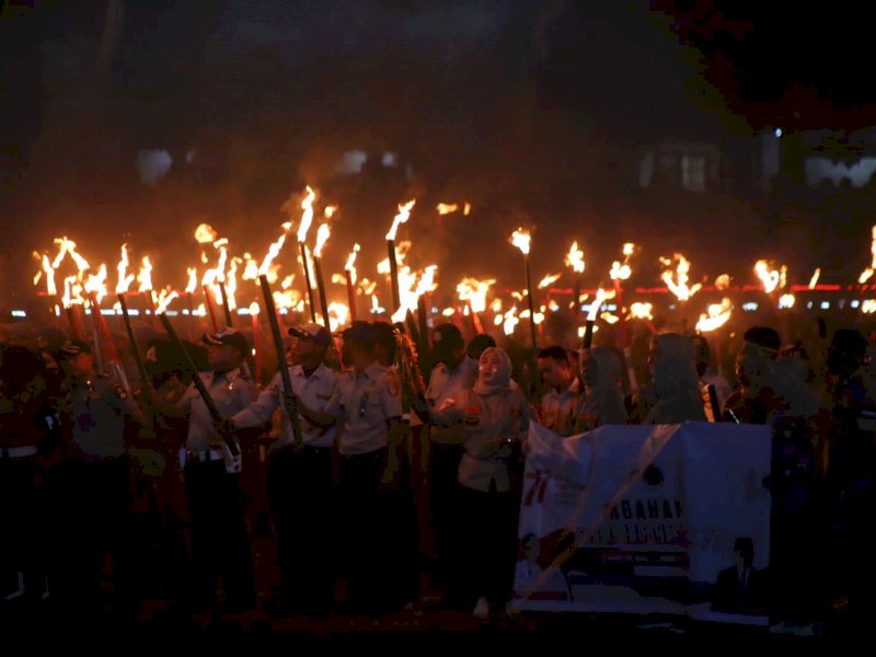 Suasana pawai obor di Sengkang. 