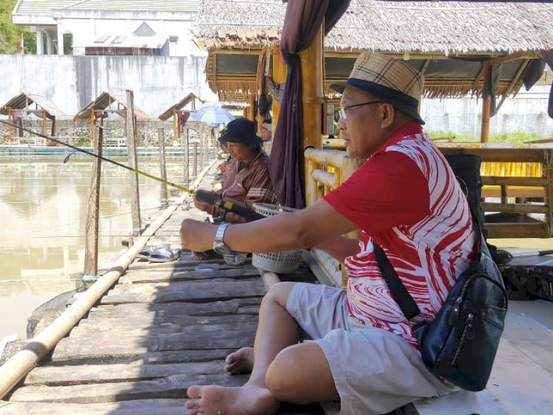 Lomba mancing di tempat wisata kuliner Parimata Manggayo, di Lembang Rinding Batu, Kecamatan Kesu.