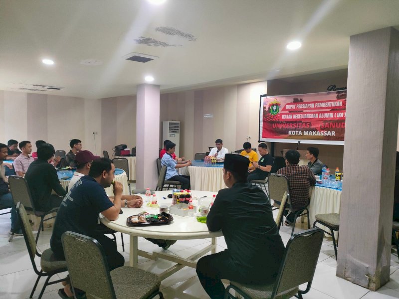 Puluhan alumni Universitas Hasanuddin (Unhas) melakukan pertemuan di Rumah Jabatan (Rujab) Ketua DPRD Makassar, Rabu (17/8/2022).