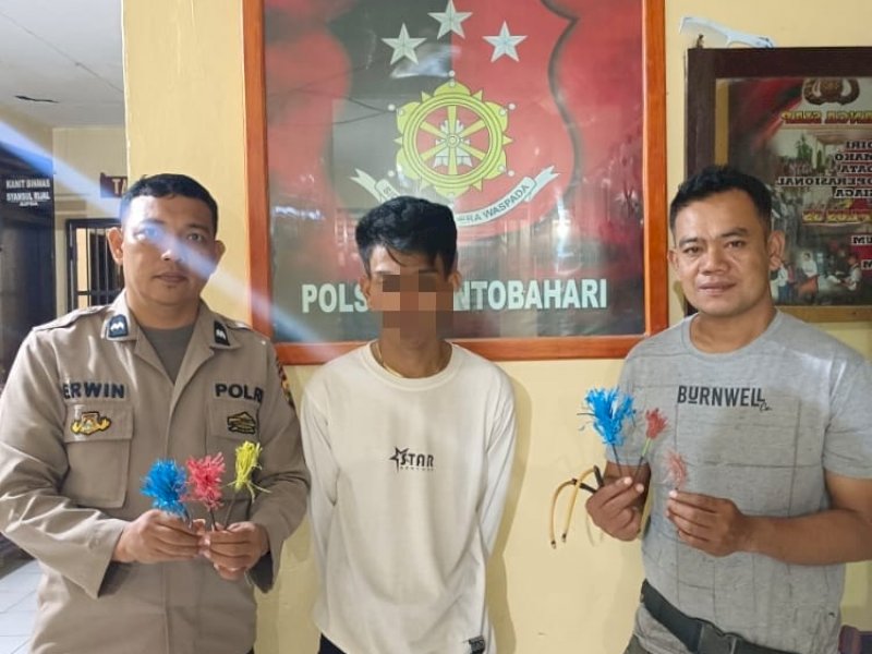 R (21) diapit dua petugas usai diamankan membawa anak panah. 