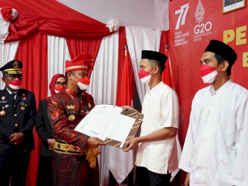 Gubernur Sulawesi Selatan Andi Sudirman Sulaiman menyerahkan Surat Keputusan remisi Kementerian Hukum dan HAM RI kepada sejumlah perwakilan narapidana.