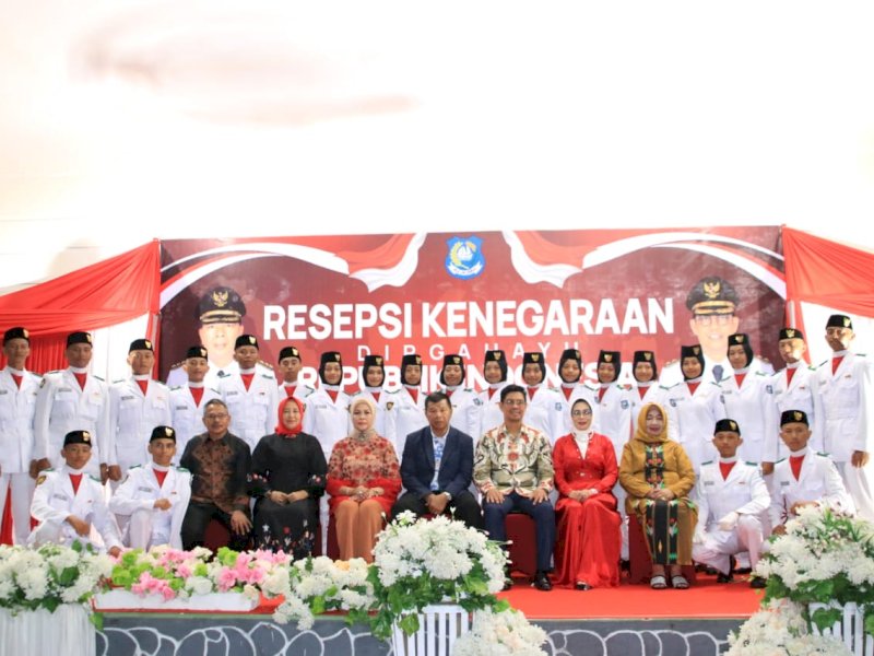 Bupati Bulukumba Muchtar Ali Yusuf bersama Paskibraka.