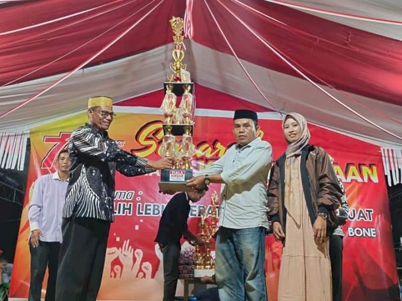 Desa Seberang menerima tropi sebagai juara umum lomba di HUT Kemerdekaan se-Kecamatan Lamuru, Bone. 