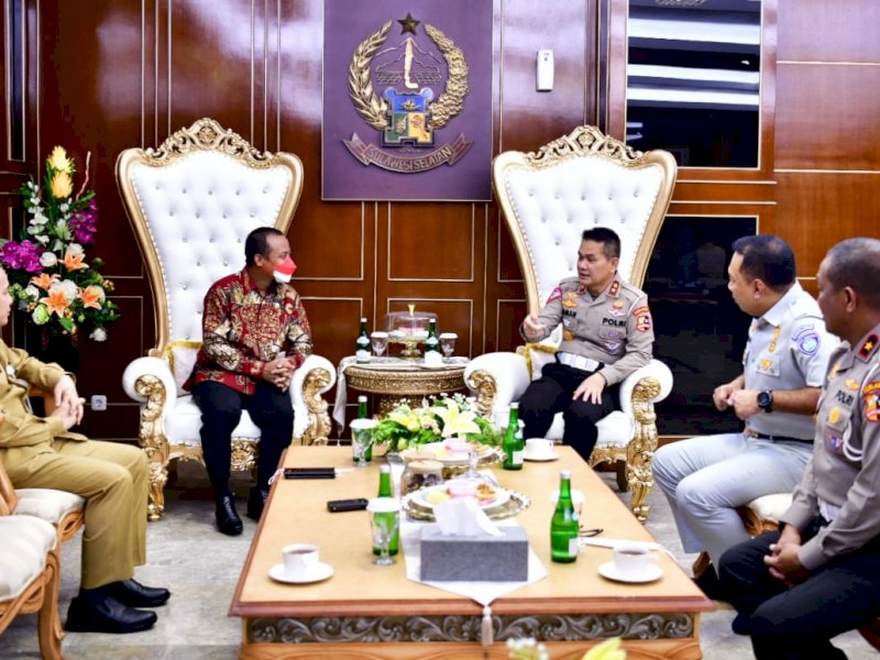 Gubernur Sulawesi Selatan Andi Sudirman Sulaiman bertemu Kakorlantas Polri Irjen Pol Firman Shantyabudi di Kantor Gubernur Sulsel.