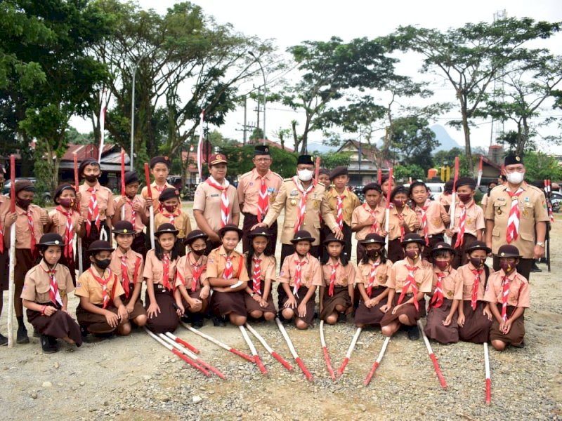 Bupati Torut Yohanis Bassang memimpin apel besar HUT Pramuka. 