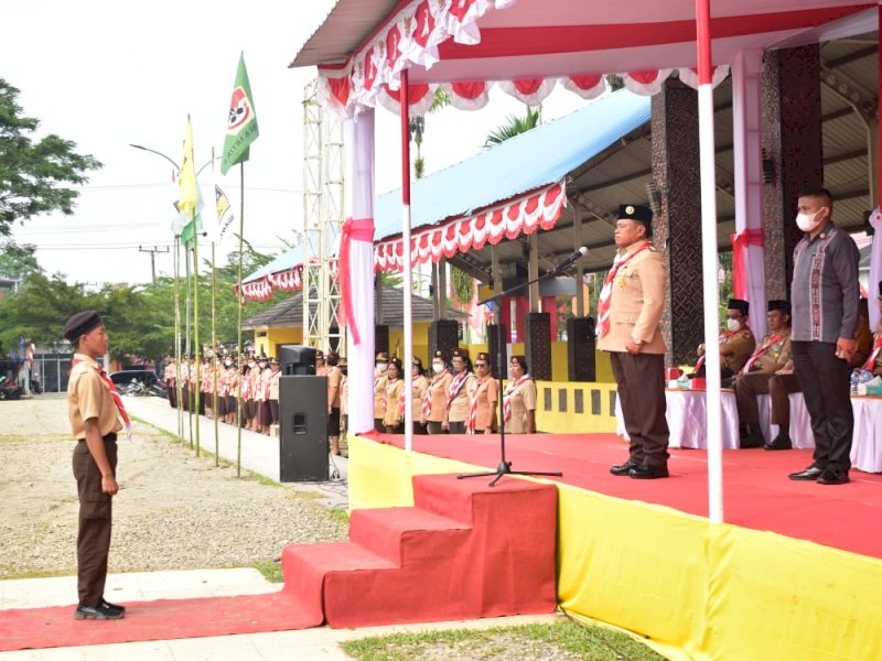 Bupati Torut Yohanis Bassang memimpin apel besar HUT Pramuka. 