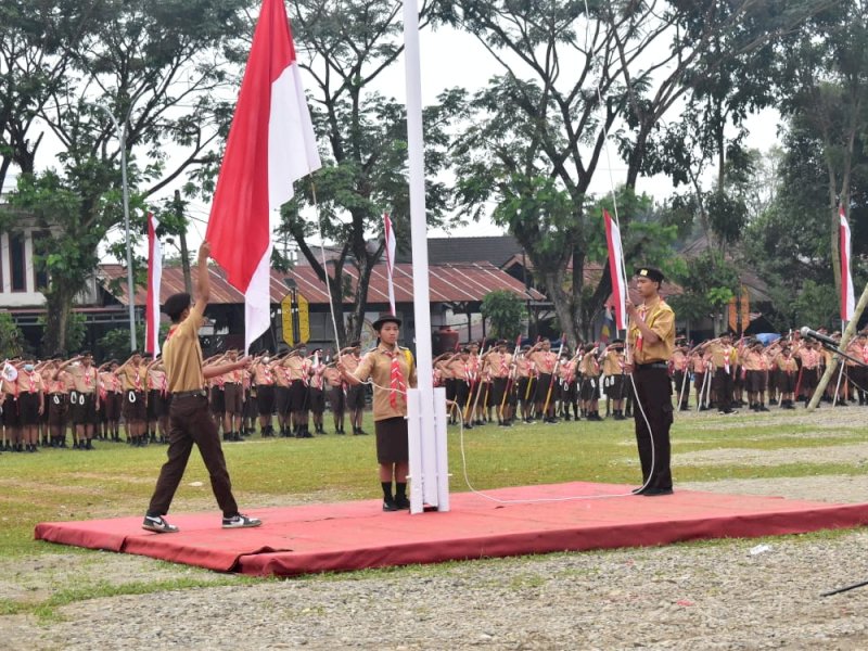 Bupati Torut Yohanis Bassang memimpin apel besar HUT Pramuka. 