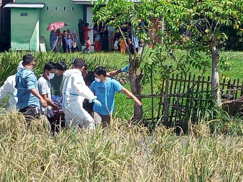 Korban dievakuasi petugas dari rawa-rawa.