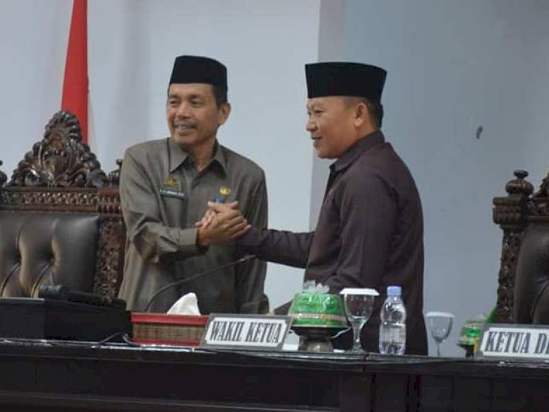 Sekretaris Daerah (Sekda) Lutra Armiadi, secara resmi menyerahkan dokumen KUA-PPAS APBD 2023 ke DPRD. 