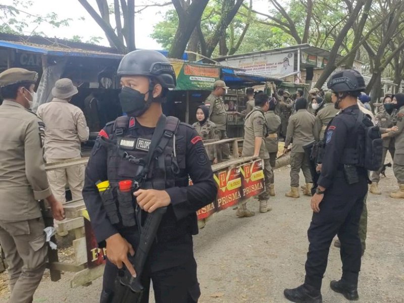 Brimob Bone diterjunkan mengawal penertiban PKL di aea Terminal Petta Ponggawae, Bone. 
