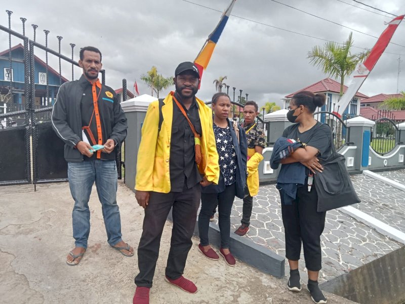 Mahasiswa menuntut Bupati Boven Digoel menemui mereka untuk membicarakan kucuran dana pendidikan. 