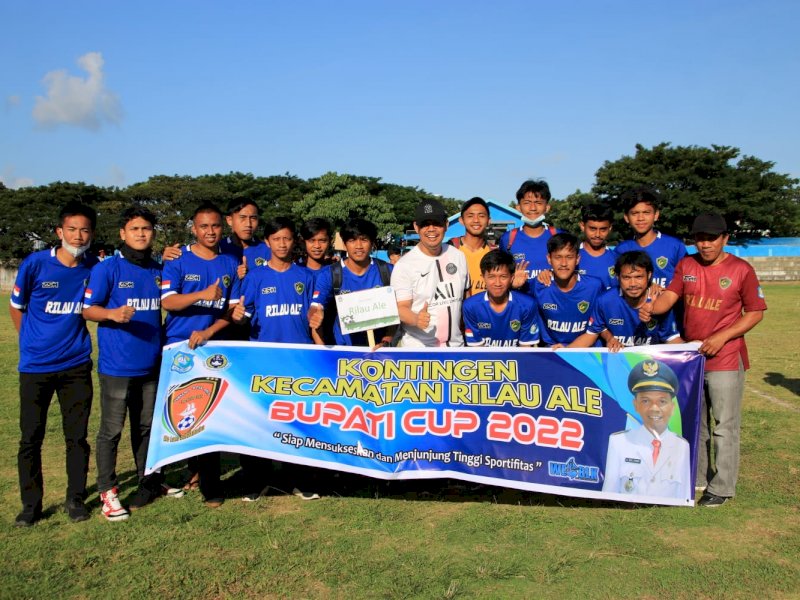 Wabup Bulukumba Edy Manaf berpose bersama Tim Rilau Ale. 