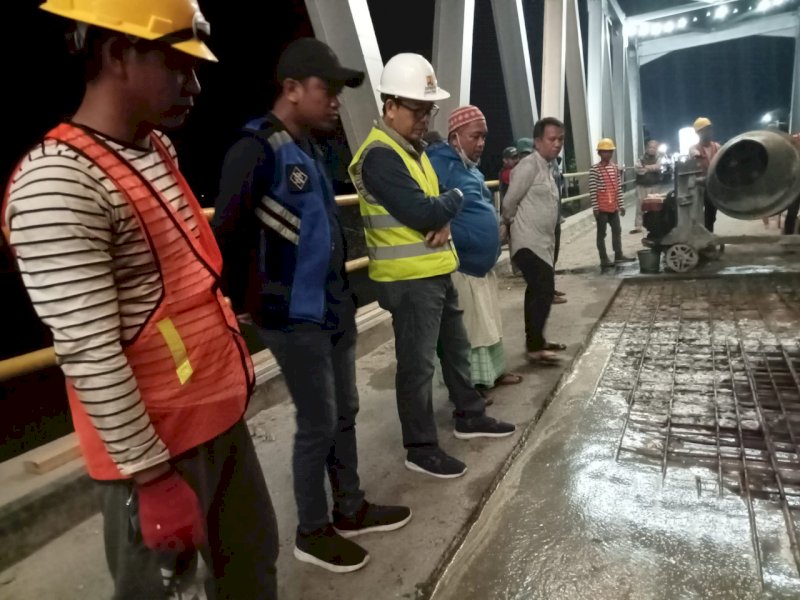 Wabup Lutra Suaib Mansur meninjau pengerjaan jembatan Sungai Masamba.