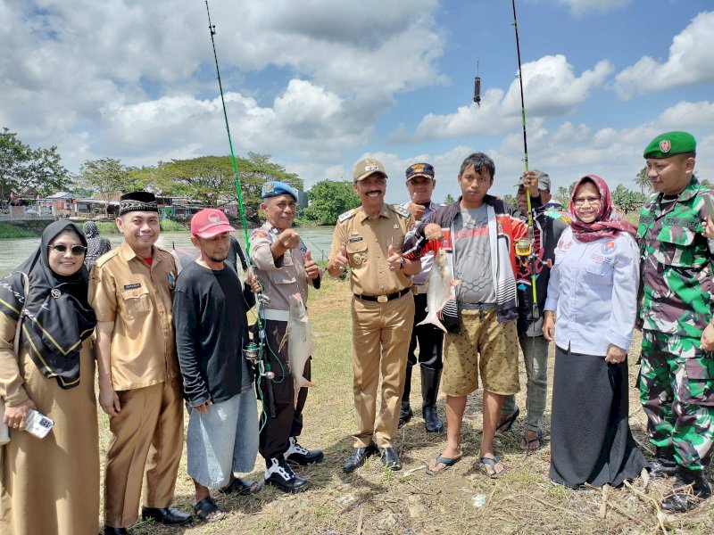 Wabup Wajo Amran membuka Lomba Mancing yang digelar di pinggir Sungai Walannae atau Sungai Padduppa.