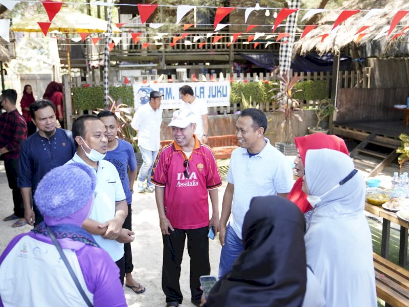Gubernur Sulsel Sudirman Sulaiman bertemu Bupati Takalar Syamsari Kitta di Pantai Wisata Galesong, Sampulungan, Galesong Utara, Takalar, Minggu, 21 Agustus 2022.