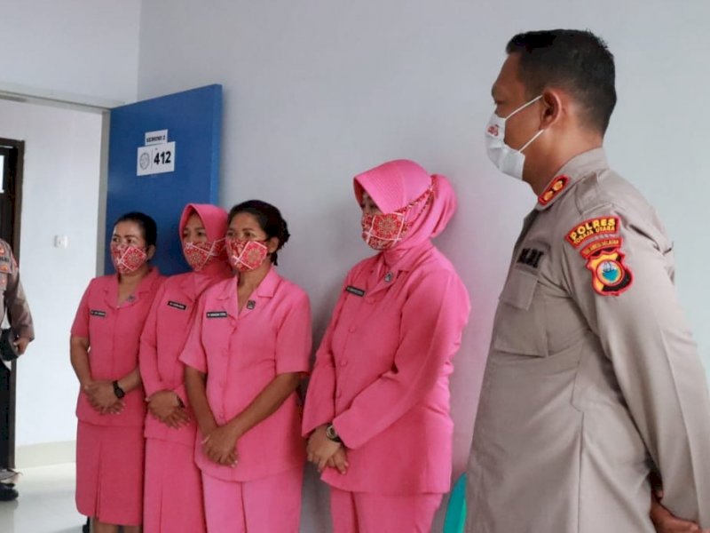 Kapolres Torut AKBP Eko Suroso membesuk anggotanya yang sakit di RS Elim. 