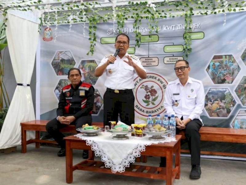 Wali Kota Makassar Moh Ramdhan &lsquo;Danny&rsquo; Pomanto mendampingi Kepala Badan Narkotika Nasional (BNN) Sulsel, Brigjen Pol Drs Ghiri Prawijaya mengunjungi Lorong Wisata (Longwis), di Jalan Abubakar Lambogo, Kota Makassar.