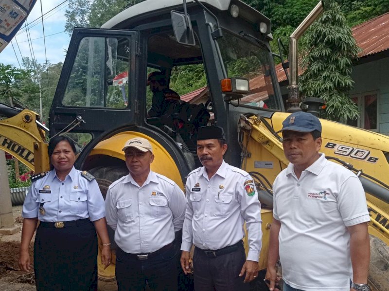 Tim BPBD Torut saat melakukan evakuasi material longsor.