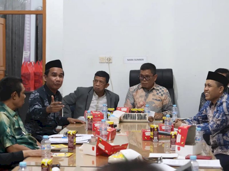 Ketua Dewan Pendidikan Kota Makassar, Rudianto Lallo membuka Focuss Group Discussion "Mengawal Asesmen Kepala Sekolah di Makassar" di Kantor Dewan Pendidikan Makassar, Jumat (26/8).