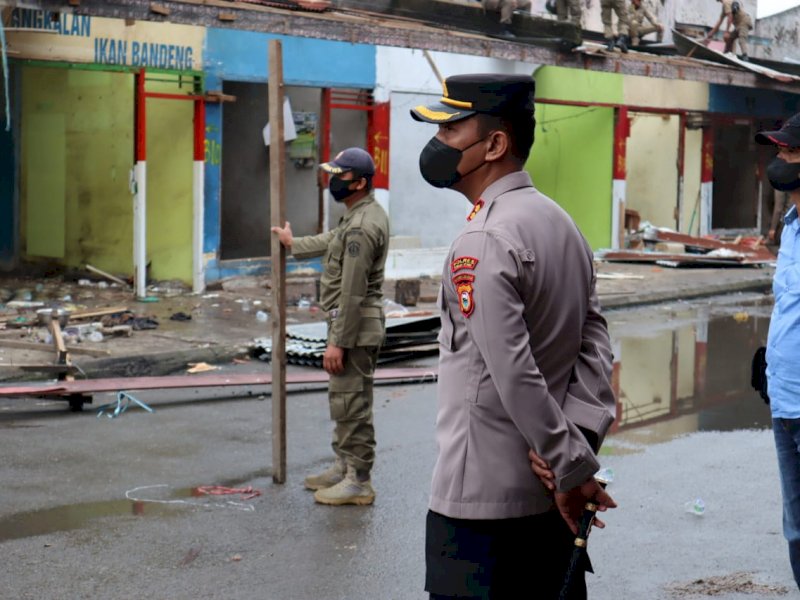 Kapolres Torut memantau proses relokasi Pasar Sore Rantepao. 
