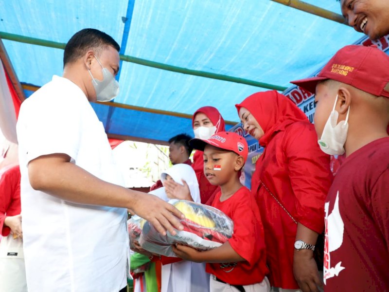 Bupati Bantaeng Ilham Azikin menyerahkan secara simbolis bantuan seragam sekolah untuk murid-murid.