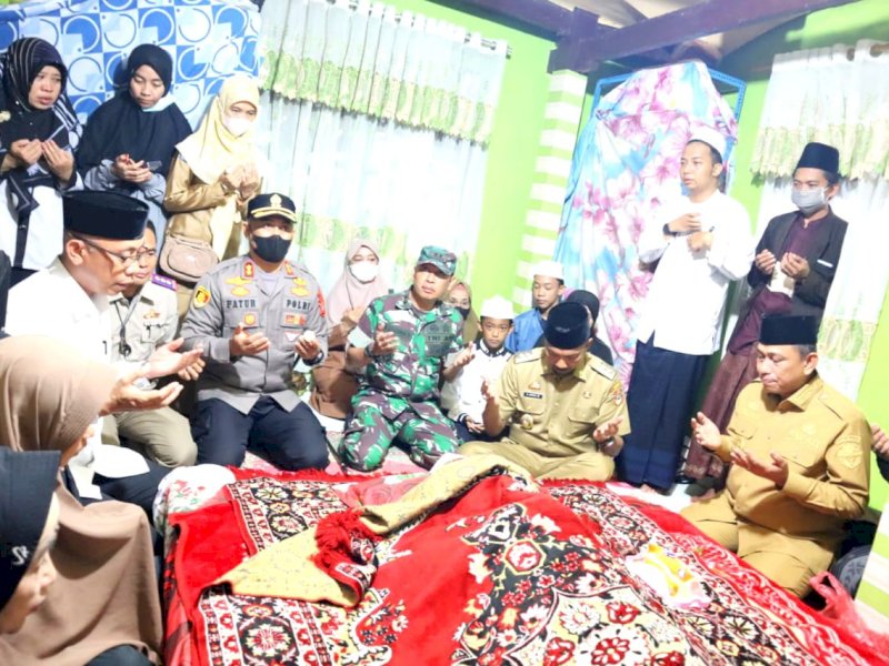 Bupati Wajo Amran Mahmud, melayat ke rumah duka di Kelurahan Bulu Pabbulu, Kecamatan Tempe, Wajo, Senin (29/8/2022).