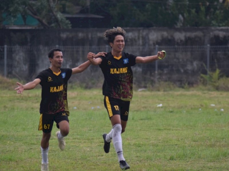 Striket Kajang, Bustan (depan) selebrasi usai cetak gol. 