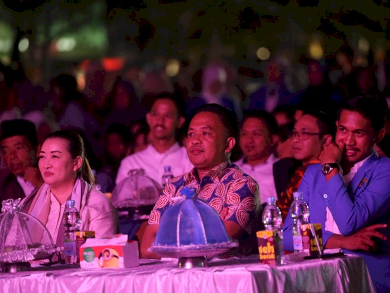 Bupati Bantaeng Ilham Azikin menghadiri puncak milad ke-70 PP Himpunan Pelajar dan Mahasiswa Bantaeng (HPMB) di Lapangan Hitam, malam tadi.