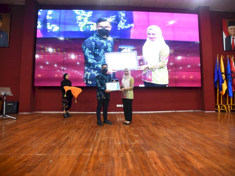 Bupati Luwu Utara Indah Putri Indriani menerima penghargaan Kabar Makassar Award.