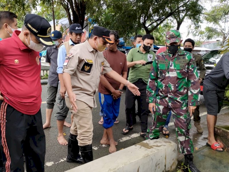Bupati Wajo Amran Mahmud memantau wilayah rawan banjir. 
