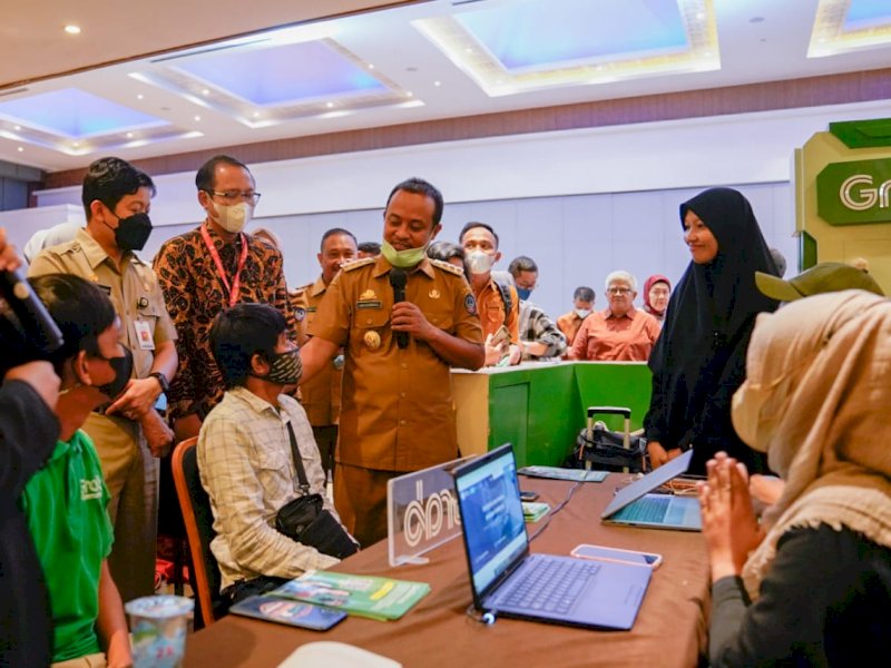 Gubernur Sulsel Andi Sudirman Sulaiman berbincang dengan pelamar di job fair. 