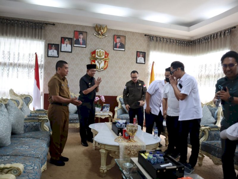 PPK Satker BPPW Reno Bayuaji saat bertemu dengan Bupati Wajo Amran Mahmud, Selasa (30/8/2022).