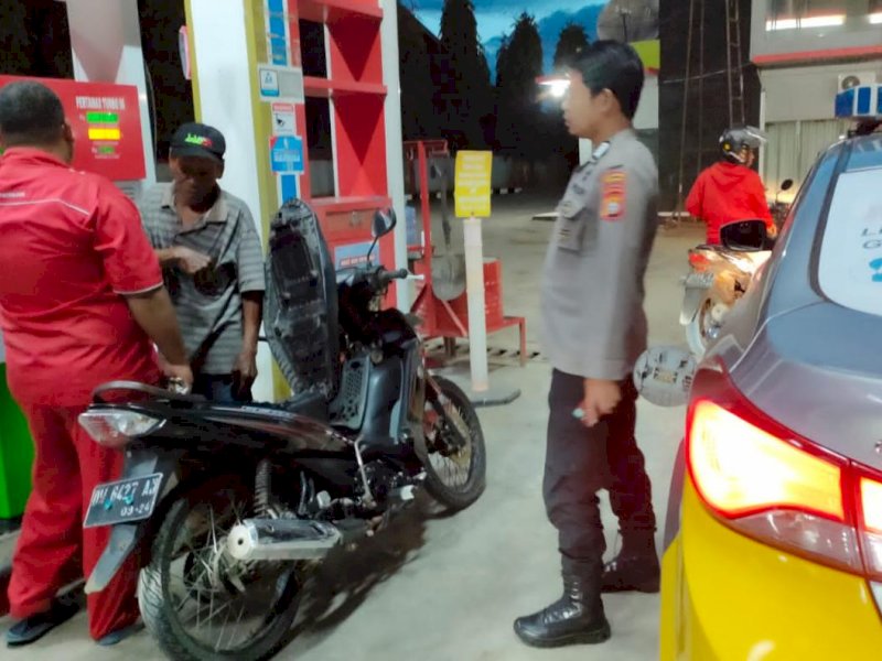 Personel Polres Bone melakukan pengamanan di SPBU pascakenaikan BBM. 