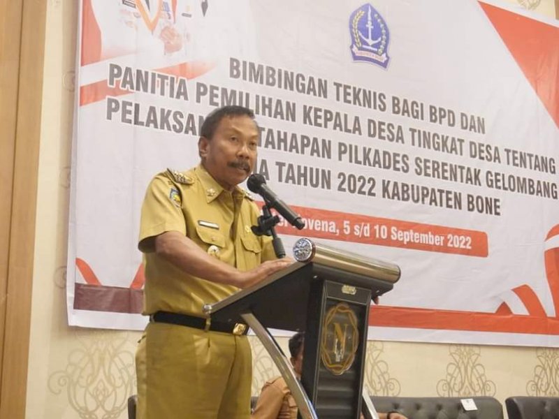 Wabup Bone Ambo Dalle membuka bimbingan teknis pelaksanaan tahapan Pemilihan Kepala Desa (Pilkades) 2022 di Sentosa Ballroom, Hotel Novena, Senin (5/9/2022).