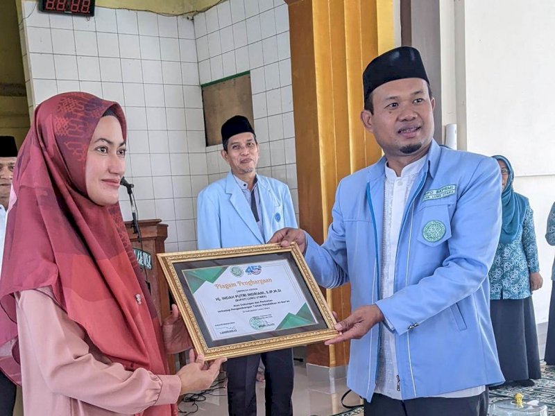 Bupati Luwu Utara Indah Putri Indriani menerima penghargaan dari BKPRMI.