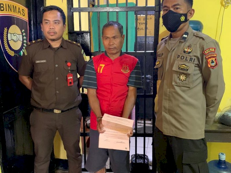 Tersangka kasus dugaan korupsi dana desa, RRM diapit petugas saat pelimpahan tahap dua. 