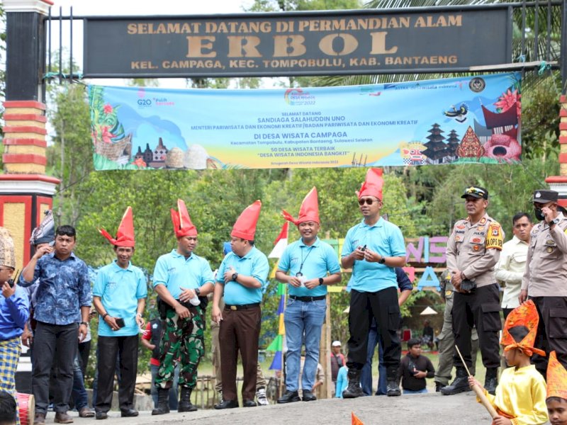 Menparekraf Sandiaga S Uno mengunjungi spot wisata permandian Erbol di Kelurahan Campaga, Kecamatan Tompobulu, Kabupaten Bantaeng.