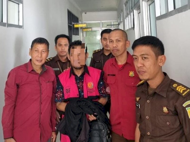 Tersangka diapit petugas saat proses pelimpahan tahap dua, Rabu (7/9/2022).