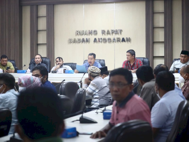 Rapat gelar pendapat dengan Komisi C dan perusahaan di Gedung DPRD Makassar, Jumat (9/9/2022).