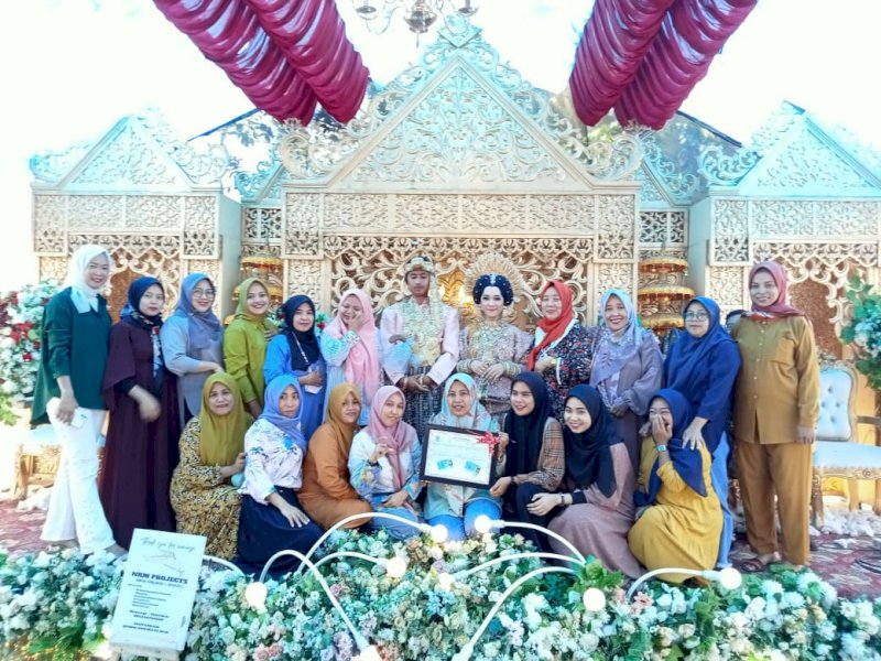 Uji coba penyerahan kado pernikahan 3 KK dan 2 KTP-el kepada Ika Marcelina dan Suardi di Desa Bijawang Kecamatan Ujungloe.