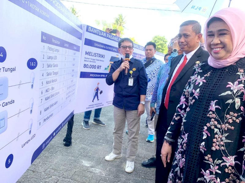 Penyalaan pertama Bantuan Pasang Baru Listrik (BPBL) di Kelurahan Tancung, Kecamatan Tanasitolo, Wajo, Sabtu (10/9/2022).