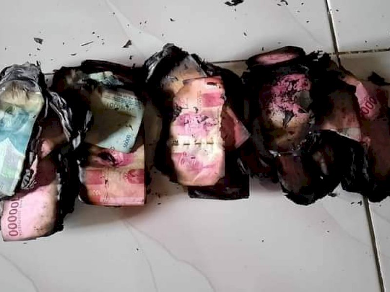 Uang mahar (panaik) yang ikut terbakar.