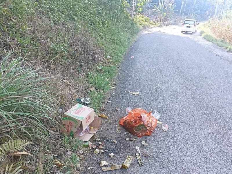 Perilaku membuang sampah sembarangan dikeluhkan warga di jalam bypass Sumpalabbu, Bone-Makassar. 