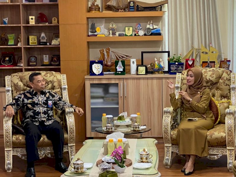 Kepala BPKP Provinsi Sulsel, Rizal Suhaili memaparkan hasil audit kepada Bupati Lutra Indah Putri Indriani. 