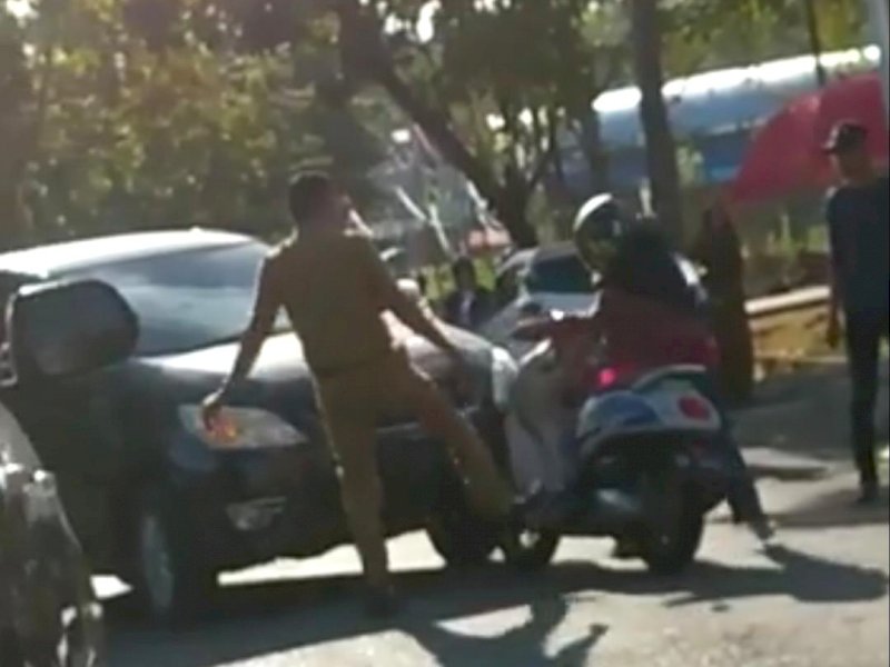 Potongan video saat oknum ASN menendang pemotor perempuan hingga terjatuh. 