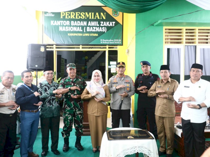 Bupati Lutra Indah Putri Indriani meresmikan kantor Baznas Lutra. 