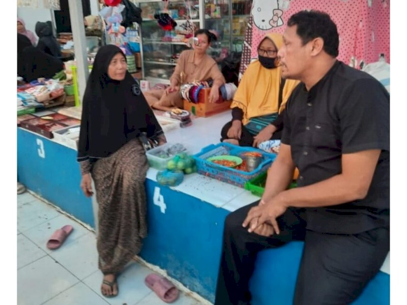 Anggota DPRD Wajo dari Fraksi Gerindra, H Mustafa melakukan kunjungan ke Pasar Mini.